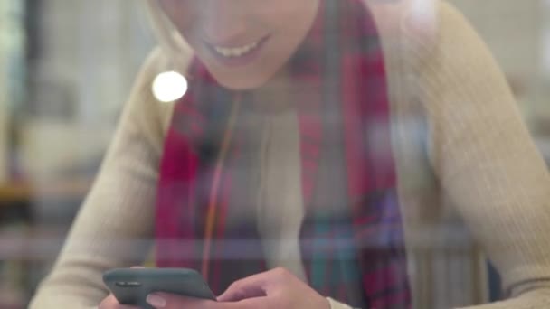 Teknik. Kvinna som använder telefonen för kommunikation på Cafe inomhus — Stockvideo