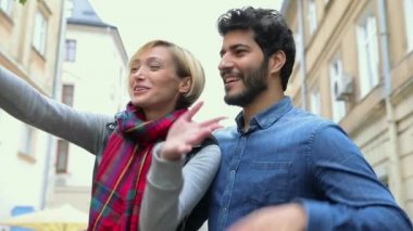 Görüntülü görüşme. Video görüşmesi açık havada telefon ile çift