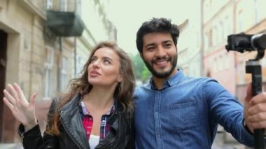 Video Blogging. Çift kayıt Vlog şehir sokak, fotoğraf makinesinde