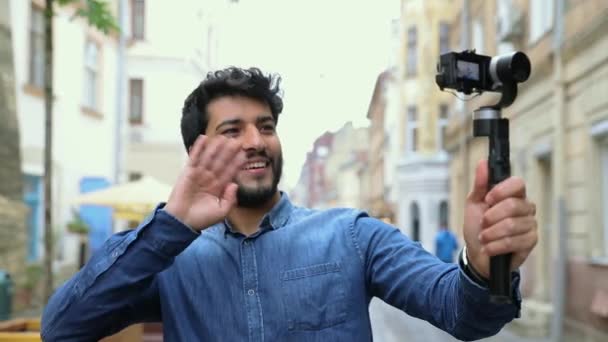 Bărbat cu cameră de înregistrare Travel Video Blog în aer liber — Videoclip de stoc