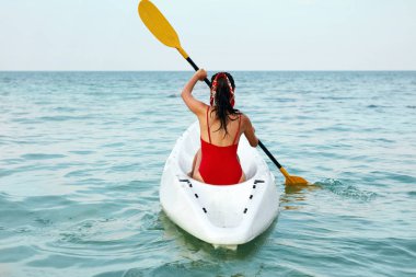Kayak. Kano, deniz arkadan görünüm'de seyahat kadın