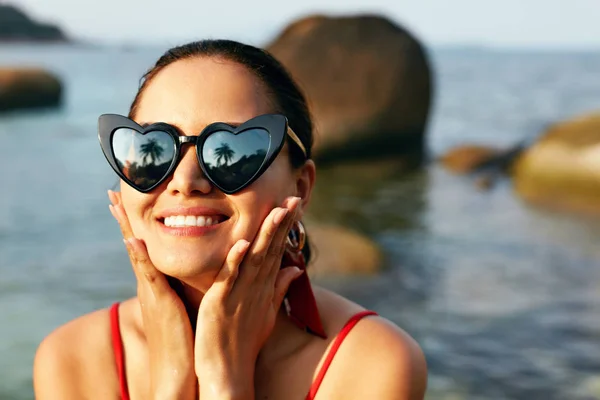 Ευτυχισμένη γυναίκα στην καρδιά σχήμα γυαλιά ηλίου στην παραλία κινηματογράφηση σε πρώτο πλάνο — Φωτογραφία Αρχείου