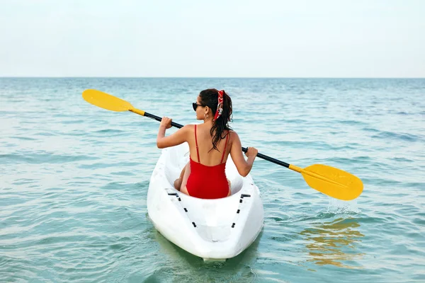 Caiaque. Mulher viajando em canoa na vista traseira do mar — Fotografia de Stock