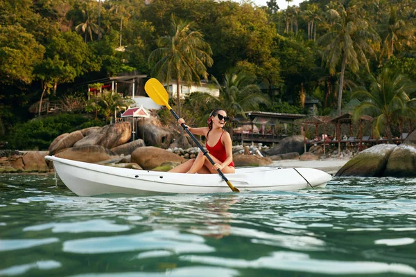 Sommer-Wassersport. Frau in Kajak nahe grüner Insel unterwegs — Stockfoto