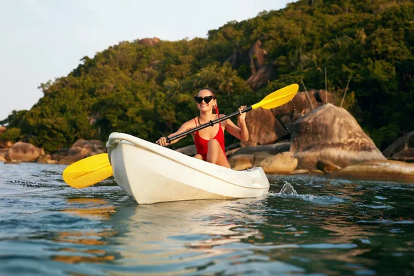 Sommer-Wassersport. Frau in Kajak nahe grüner Insel unterwegs — Stockfoto