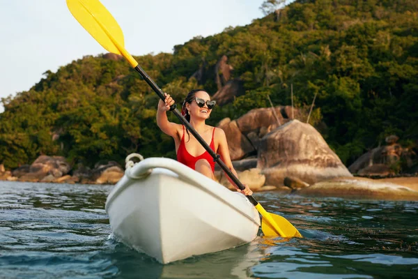 Sommer-Wassersport. Frau in Kajak nahe grüner Insel unterwegs — Stockfoto