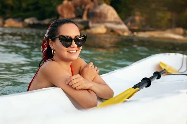 Sommerferien. schön asiatische Frau Spaß in der Nähe Meer Boot — Stockfoto