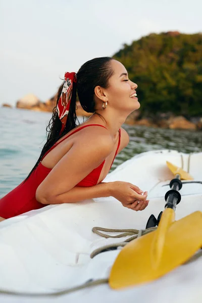 Sommerferien. schön asiatische Frau Spaß in der Nähe Meer Boot — Stockfoto