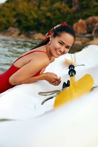 Sommerferien. schön asiatische Frau Spaß in der Nähe Meer Boot — Stockfoto