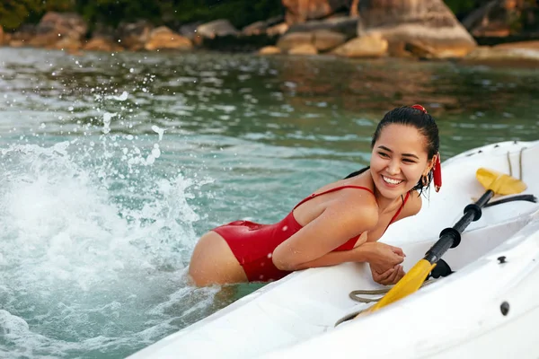 Rekreasyon. Eğleniyor denizde yaz aylarında güzel kadın. — Stok fotoğraf