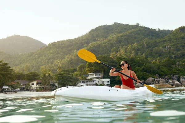 Sommer-Wassersport. Frau in Kajak nahe grüner Insel unterwegs — Stockfoto