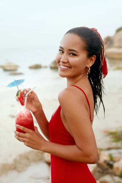 Пляжная вечеринка. Красивая женщина с экзотическим коктейлем в руках — стоковое фото
