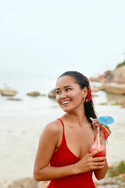 Beachparty. schöne Frau mit exotischem Cocktail in der Hand — Stockfoto