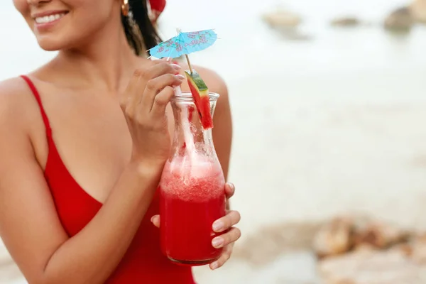 Sommergetränk. Frau hält Fruchtcocktail-Nahaufnahme am Strand — Stockfoto