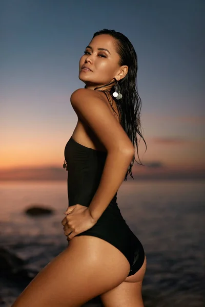 Zomer Fashion. Sexy vrouw In zwarte zwembroek aan zee — Stockfoto
