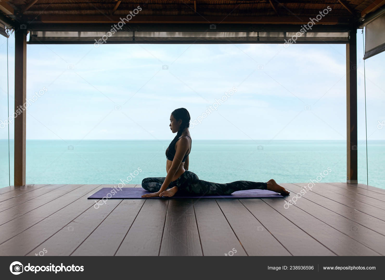 Yoga træning. Kvinde i Sport Tøj Stretching Krop I nærheden af havet —  Stock-foto © puhhha #238936596