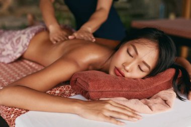 Tay masajı. Spa salonu dinlenme sırt masajı sahip kadın