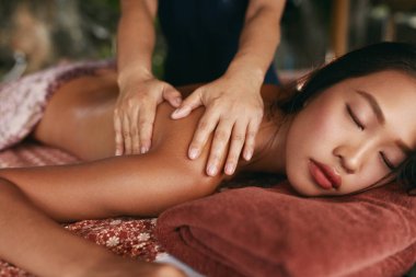 Tay masajı. Spa salonu dinlenme sırt masajı sahip kadın