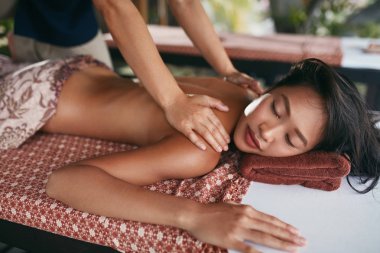 Tay Spa'da masaj geri. Kadın vücut masaj salonu sahip