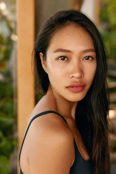 Portrait de belle asiatique femme avec naturel beauté visage — Photo