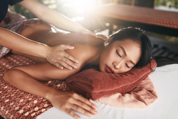 Terug Massage in de Spa van de Thaise. Vrouw met lichaamsmassage bij Salon — Stockfoto