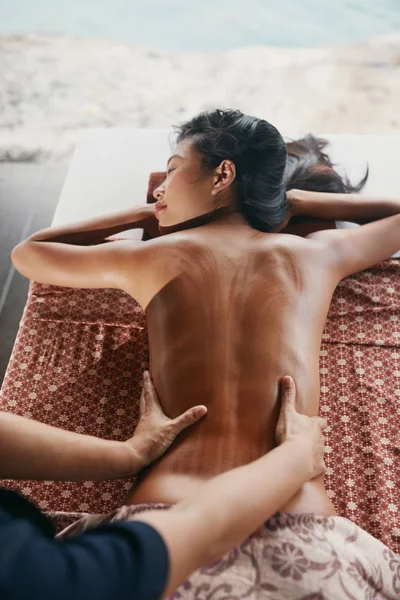 Masaje de espalda en Thai Spa. Mujer teniendo masaje corporal en el salón — Foto de Stock