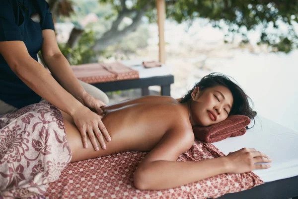 Massaggio alla schiena alla Thai Spa. donna avendo corpo massaggio a salone — Foto Stock