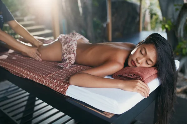 Masaje corporal tailandés. Mujer consiguiendo piernas masaje terapia en spa — Foto de Stock
