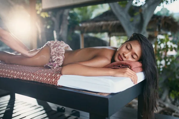 Thai Body Massage. Woman Getting Legs Massage Therapy At Spa — ストック写真