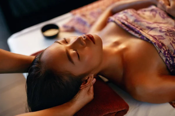 Spa Massagem. Mãos Massageando a cabeça da mulher no salão de beleza tailandês — Fotografia de Stock
