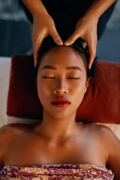 Спа-масажу. Руки масажуючи жінка на голову тайський салон краси — стокове фото