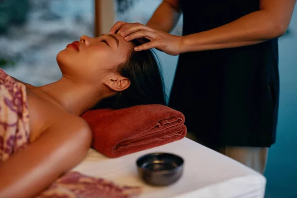 Masaje Spa. manos masaje mujer cabeza en tailandés belleza salón — Foto de Stock