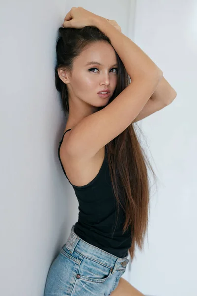 Красивая азиатская женщина с длинными здоровыми каштановыми волосами, красивое лицо — стоковое фото