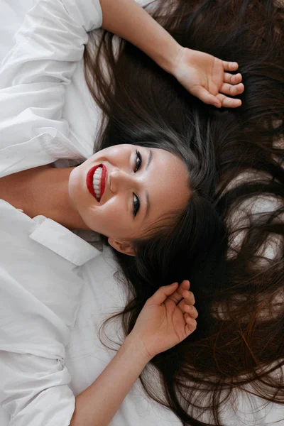 美丽的女人长头发, 红色的嘴唇化妆在白衬衫 — 图库照片