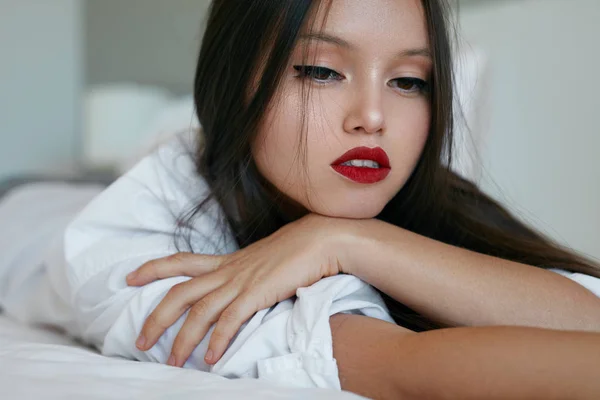 Cara Mujer Bella Hermosa Modelo Asiática Con Labios Rojos Maquillaje — Foto de Stock