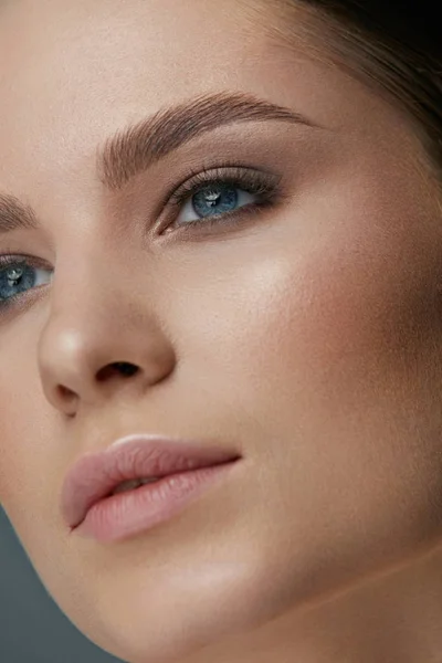 Maquillaje de belleza. Cara de mujer con ojos y maquillaje de cejas — Foto de Stock