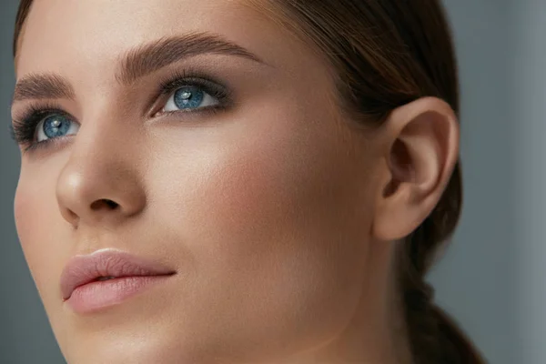 Maquillaje de belleza. Cara de mujer con ojos y maquillaje de cejas —  Fotos de Stock