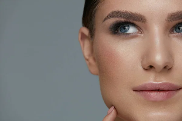 Schoonheidsmake-up. Vrouw gezicht met ogen en wenkbrauwen make-up — Stockfoto