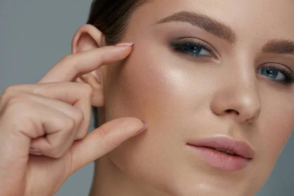 Maquiagem de rosto de beleza. Mulher com belos olhos e sobrancelhas — Fotografia de Stock