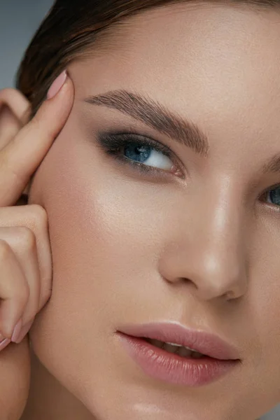 Beauté maquillage du visage. Femme avec de beaux yeux et sourcils — Photo