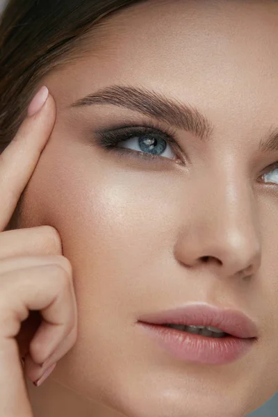 Skönhet ansikte makeup. Kvinna med vackra ögon och ögonbryn — Stockfoto
