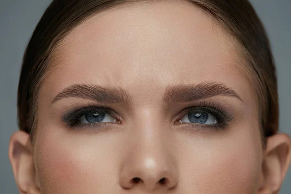 Maquillaje de belleza. Cara de mujer con ojos y maquillaje de cejas — Foto de Stock