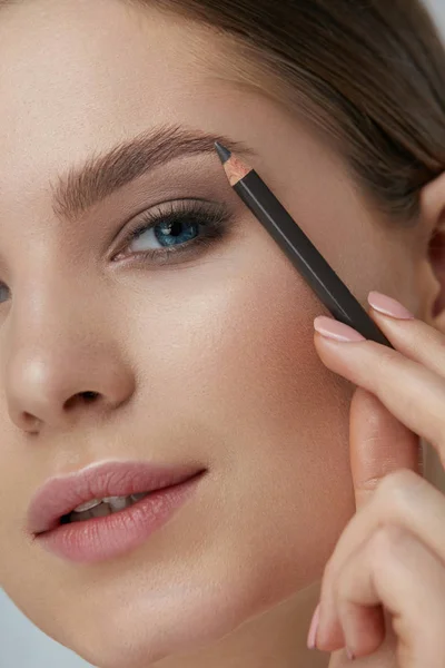 Maquillaje de cejas. Modelo de belleza moldeando cejas con lápiz de ceja — Foto de Stock