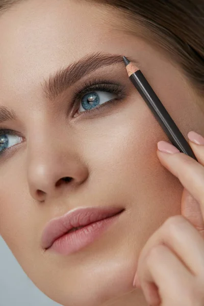 Maquillaje de cejas. Modelo de belleza moldeando cejas con lápiz de ceja — Foto de Stock