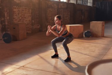 Fitness egzersizi. Spor kadını spor salonunda bacak egzersizi yapıyor.