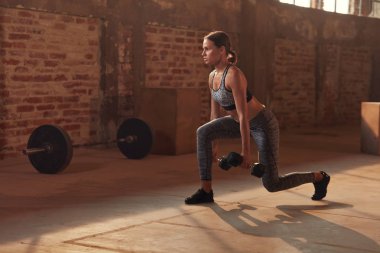 Spor kadın spor salonunda fitness egzersiz bacak egzersiz yapıyor