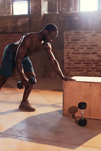 Sport man gör träning träning med vikter på gymmet. Fitness — Stockfoto