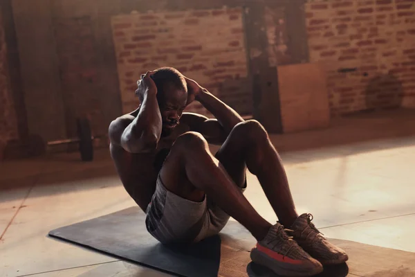 Sport man gör abs crunches motion, fitness träning på gym — Stockfoto