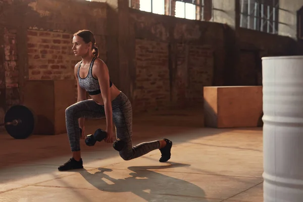 Spor kadın spor salonunda fitness egzersiz bacak egzersiz yapıyor — Stok fotoğraf