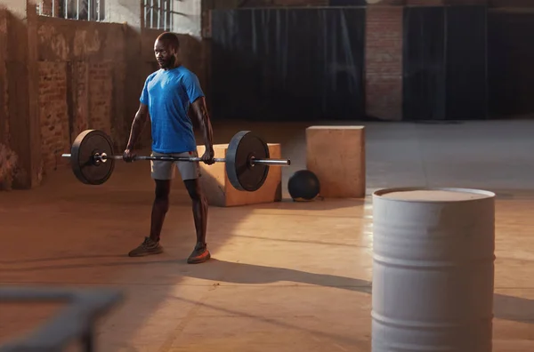 Hombre de deporte haciendo ejercicio de levantamiento de pesas en gimnasio de fitness. Entrenamiento — Foto de Stock